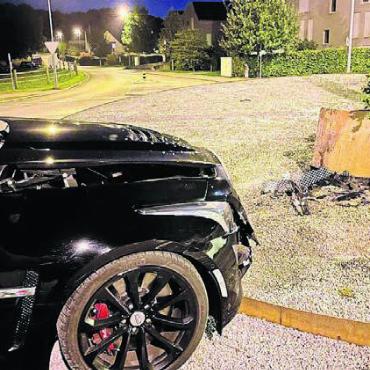 Cadillac kollidiert mit Kreiseleinrichtung - Der Cadillac kollidierte kurz nach Mitternacht mit der Kreiseleinrichtung. Bild: pz