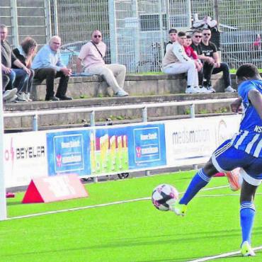 «Das war Kinderfussball» - Gegentor Nummer 3. Ambre Nsumbu von Concordia Basel ballert an Muri-Goalie Bryan Huber vorbei den Ball ins Netz. Bild: pf