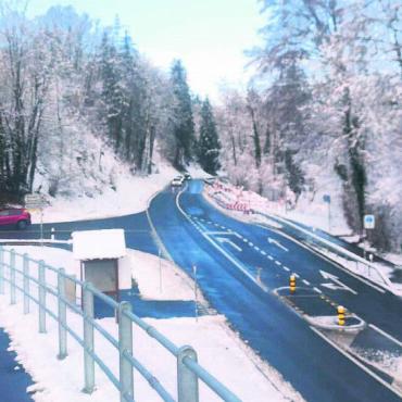 «Die Natur kam uns zuvor» - An der absturzgefährdeten Stelle verläuft der Weg nun ca. 20 Meter lang über die Strasse. Diese macht dafür einen kleinen Schwenk. Die Verkehrsinsel wurde entfernt, um Platz dafür zu schaffen. Bilder: Marco Huwyler