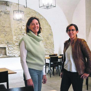 Bisher Verborgenes entdecken - Gabriela Arnet (links) und Kulturkommissionspräsidentin Kerstin Koch Rieser hoffen, in den renovierten Räumen des Hauses zur Sonne in Büelisacker möglichst viele Kulturschaffende begrüssen zu können. Bild: Annemarie Keusch