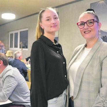 Erst in fünf Jahren feiern - Die Präsidentin Irena Pervorfi, Dietwil (rechts), ist froh, mit Sydney Sennrich, Sins, ein motiviertes, junges Vorstandsmitglied begrüssen zu dürfen. Bild: Annemarie Keusch