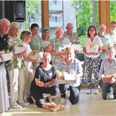 Im Dienst des Alters - Die stolzen geehrten freiwilligen Mitarbeiterinnen und Mitarbeiter mit 5 bis 30 Dienstjahren beim gemeinsamen Gruppenbild. Bild: Alphonse Hauser