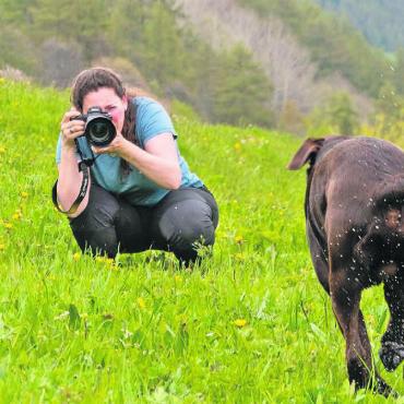 Spürbare Emotionen - Sarah Bellwald in ihrem Element. Sie liebt das Arbeiten draussen in der Natur und mit den Hunden. Wie hier bei einer Session mit ihrem eigenen Labrador. Bild: zg