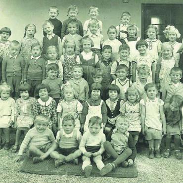 Ein besonderes Kinderparadies - Heinz Kochs «Unterstadt-Kindergartenklasse» in Bremgarten im Jahr 1941. Den kleinen Heinz findet man in der hintersten Reihe ganz rechts. «Wie immer in Lederriemen-Latzhosen, wie sich dies für den Sohn eines Sattlers gehörte», schmunzelt Koch.