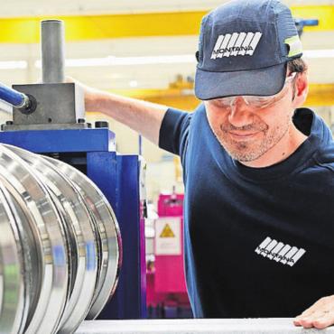 Nachhaltigkeit als grosses Thema - Montana Bausysteme AG produziert in Villmergen Profile für Dächer, Decken und Fassaden und ist führend in ihrem Bereich. Bild: zg