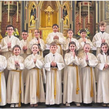 Ersten Einsatz gefeiert - Die katholische Kirche und Pfarrer Hanspeter Menz freuen sich über 16 neue Kinder, welche die Schar der Ministranten verstärken. Bild: zg