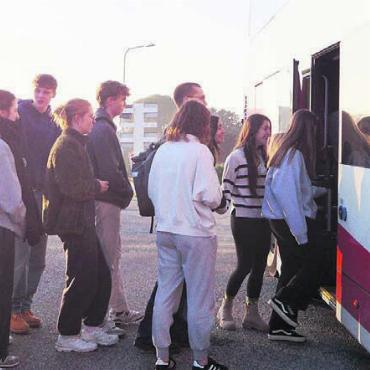 Selbst auf der Fahrt noch geprobt - Auf gehts: Am Sonntagmorgen starteten 70 Schüler und Schülerinnen zu ihrer Reise nach Ljubljana. Bild: zg