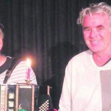 «Gschichte-Gschänk» - Erzähler Jörg Bohn und Musiker Fredi Spreng gestalten den Abend. Bild: zg