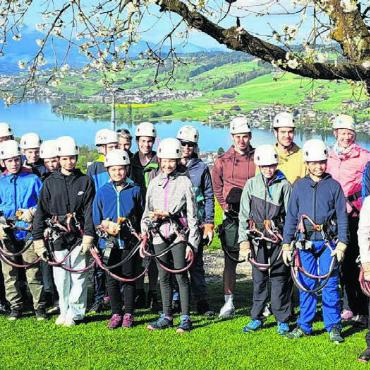 Viel Spass im Seilpark - Gruppenbild der Boswiler Ministranten im Seilpark. Bild: zg