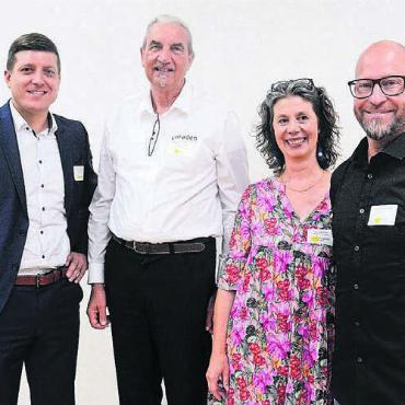 Einfach nur Danke sagen - Organisatorin Ruth Salzmann mit den drei Referenten des Abends (von links): Florian Willisegger, Marco Zavalloni und Dennis Andermatt.
