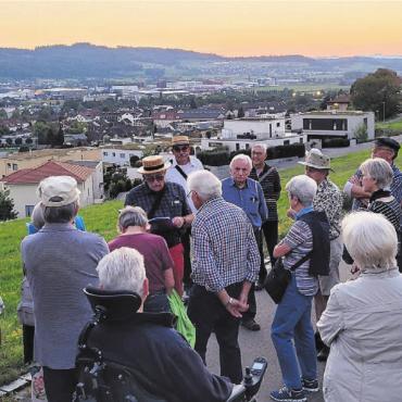 Von oben herab geschaut - Was für eine Aussicht: Der Abschluss des Abends findet beim Rebebänkli statt, wo die beiden Ortsführer über den Weinbau in Wohlen berichten. Bilder: Chregi Hansen