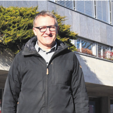 Er spürt viel Wertschätzung - Arsne Perroud vor dem Gemeindehaus: Am 31. Dezember endet seine Ära als Gemeindeammann. Bild: Daniel Marti