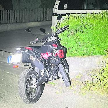 Leichte Verletzungen - Das Motorrad prallte gegen ein Mäuerchen. Bild: pd