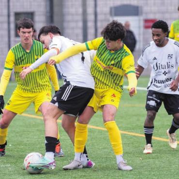 Viceconte ist wieder da - Der FC Mutschellen (in Gelb) bezwingt den FC Muri mit 2:1.