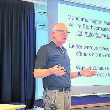 Humor hilft immer - Markus Proske schafft es auch, das Publikum mit Fragen einzubinden. Bilder: Walter Minder