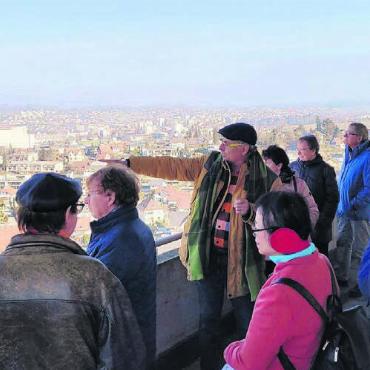 Spannender Blick von oben - André Keusch (Mitte) erklärt den Teilnehmenden die wichtigsten Veränderungen im Villmerger Ortsbild. Bild: chh