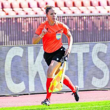 Die letzte Freiämterin - Belinda Pierre-Brem im Zürcher Letzigrund als Schiedsrichterassistentin beim Play-off-Final der Women’s Super League zwischen dem Grasshopper-Club Zürich und den Frauen der Young Boys. Im Letzigrund ist sie aktuell auch als «Giant Screen Supervisor» im Einsatz. Im Dezember 2026 wird sie ihre Schiedsrichterkarriere beenden. Bild: SFV, Agash Modchanathan