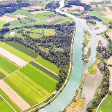 Ein Werk des Zusammenraufens - Der Flachsee entstand mit dem Aufstau der Reuss im Jahr 1975, er ist eine raffinierte Kombination von künstlich angelegtem Gewässer und neuem natürlichem Lebensraum für Wasservögel und selten gewordenen Pflanzen. Bilder: Oekovision GmbH, Widen / Erich Kessler, Stiftungsrat, Stiftung Reusstal