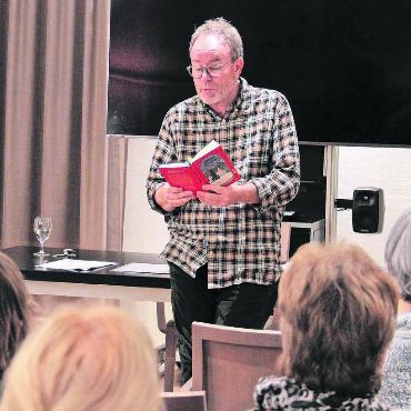 Hochheilig verhagelzuckert - Marcel Huwyler liest aus seinem Buch und unterhält die Zuhörer mit passenden Anekdoten. Bild: Monica Rast