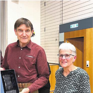 Ein Leben für das Theater - Niklaus und Elisabeth Meyer mit dem Ehrenpreis «Filmar 2025». Meyer hat die Theatergesellschaft während 50 Jahren geprägt. Bilder: Walter Minder