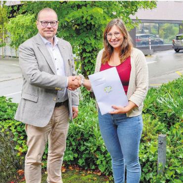 Mit regionalem Rundblick - Natasha Kluser aus Benzenschwil freut sich über den Freiämter Ballonfahrt-Gutschein, der ihr von Andreas Gnädinger, Präsident der Wirtschaftskommission des Regionalplanungsverbands Oberes Freiamt, übergeben wird. Bild: zg