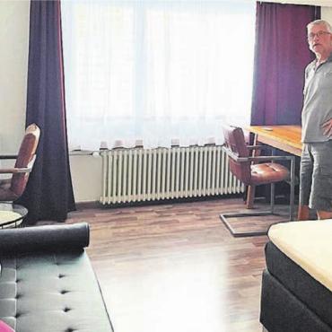 Zuhause für viele Geschichten - Gerd Illner präsentiert das in Rottönen gehaltene Zimmer «Rubin».