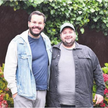 Weils so schön ist - Die Organisatoren Patrick Grob (links) und Pascal Schmider vom Verein für Kultur freuen sich über einen gelungenen und gut besuchten Adventsmarkt.