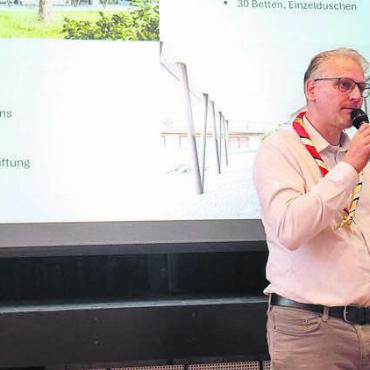 Zum Warten verdammt - Projektleiter Thomas Geissmann stellte das Neubauprojekt der Pfadi vor und betont, wie wertvoll das Mitmachen bei der Pfadi sein kann.