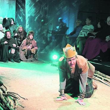 Schottische Röcke dominieren - Macbeth wird nach den Morden am König und Banquo von Angstattacken und Schuldgefühlen geplagt. Bilder: Walter Minder