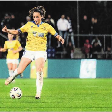 Hauptsache, das Feuer brennt - Schweizer Treffen in der Bundesliga. Elena Mühlemann (Mitte) im Duell gegen ihren Ex-Club Eintracht Frankfurt. Mit Noemi Ivelj (links, Tochter des ehemaligen FC-Wohlen-Verteidigers Goran Ivelj) und Nadine Riesen (rechts) muss sie sich gleich gegen zwei Schweizer Nationalspielerinnen behaupten. Bilder: Hannes Anger