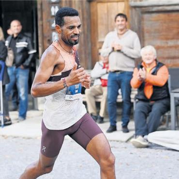 Hochstehender Laufevent - Tadesse Abraham ist die grosse Attraktion am Hallwilerseelauf. Mit seinem Abschied geht eine Ära zu Ende. Bild: Alexander Wagner