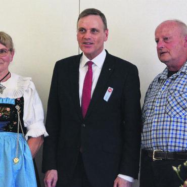 Nähe stärkt die Demokratie - Sie posieren für ein gemeinsames Erinnerungsfoto: Redner Jean-Pierre Gallati (Mitte) und Gemeindeammann Michael Weber und seine Frau Margrith. Bilder: Annemarie Keusch