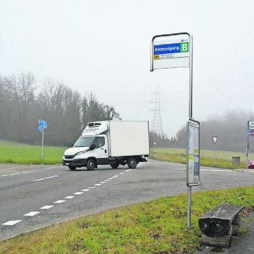 Das Warten geht weiter - Das Abbiegen von Rottenschwil her kommend auf die Mohrentalstrasse ist gerade zu Stosszeiten mit Warten verbunden.