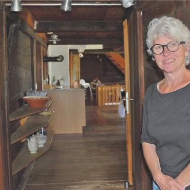 Das Paradies mit anderen teilen - Astrid Mock ist gerne Gastgeberin und empfängt allerlei Leute in ihrem 300-jährigen Bijou. Bilder: Annemarie Keusch / zg