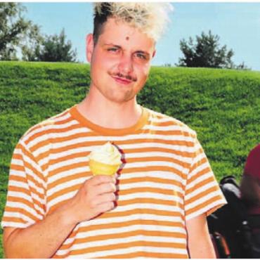 Widersprüche serviert mit Augenzwinkern - Der fünffache Schweizer Meister in Poetry-Slam Dominik Muheim begeistert mit seinen wortgewandten Geschichten. Bild: pd