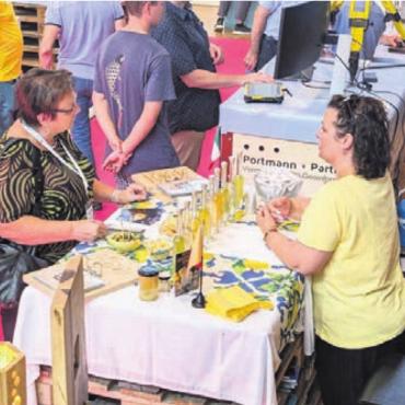 «Zusammen wachsen» - Die Palettenmesse nutzen auch Stadträtinnen, um mit dem lokalen Kleingewerbe in Tuchfühlung zu gehen.