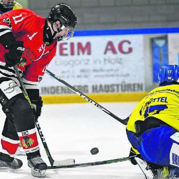 In letzter Sekunde - Lars Neher (links) brachte Fi-Gö zuerst mit seinem Tor zum 2:3 zurück ins Spiel und sorgte dann 34 Sekunden vor Schluss für die Entscheidung. Bild: Alexander Wagner
