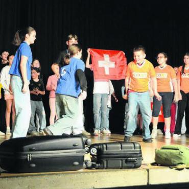 Reisen in die Zukunft - Fussball wird auch in der Zukunft gespielt und dank der Befreiung der Schweizer Goalies gewinnt dann auch die Nationalmannschaft. Zumindest auf der Theaterbühne. Bilder: vaw