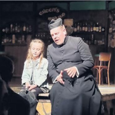 Jacky’s Improvisation ins Glück - Pfarrer Patrick (Michael Diener) und Moira (Laurine Keller), ins Gespräch vertieft.