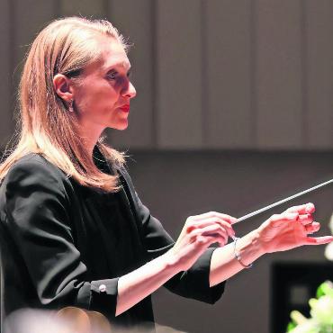 Ein musikalisches Feuerwerk - Dirigentin Emilie Chabrol führte die Stadtmusik mit Bravour durch das diesjährige Kirchenkonzert. Das Publikum würdigte die gelungene Darbietung mit stehenden Ovationen. Bild: zg