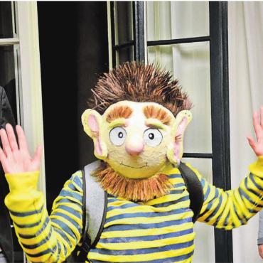 Kinderbuchfigur wird geadelt - Eine Kinderbuchfigur und ihre stolzen «Eltern»: «Chnorrlimorrli» lässt sich an der Vernissage zu Band zwei feiern. Autor Stefan Sprenger, er ist Redaktor dieser Zeitung, und Zeichnerin Esther Sorg. Bilder: Thomas Stöckli / zg