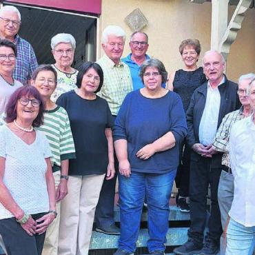 Für einmal wurden die Helfer bekocht - Das Team von «zäme ässe» sorgt zweimal monatlich für ein feines Essen und Bild: zg