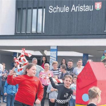 Kostenexplosion an Volksschulen - Die steigenden Schülerzahlen, wie am Beispiel der Schule in Aristau, sind ein massgeblicher Kostenfaktor. Bild: Archiv