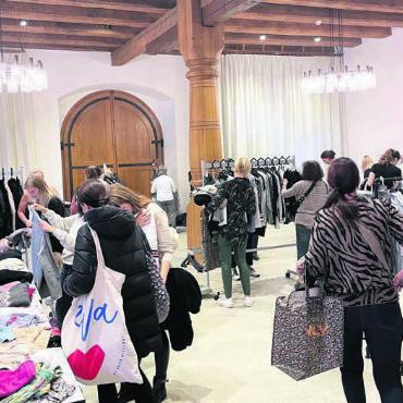 «Walk-in-Closet» zum Zweiten - Die Veranstalter durften beim ersten «Walk-in-Closet» in Bremgarten einen völlig unerwarteten Ansturm Tauschlustiger erleben. Bild: Archiv