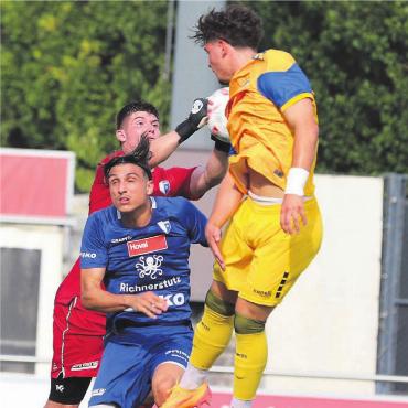 Achterbahnfahrt ohne Spass - Die Wohler (links Noel Romano und Goalie Joel Bonorand) kriegen das 17-jährige Talent Tugra Turhan nicht in den Griff. Turhan erzielt zwei Tore. Bilder: Stefan Sprenger