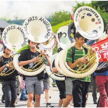 Nicht zu überhören - Die Teilnehmenden der Sousiwanderung fallen mit ihren Instrumenten auf.