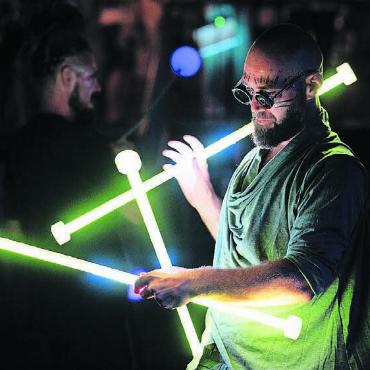 Ein Festival, das elektrisiert - Ein Lichtkünstler vor der Hauptbühne. Bilder: Stefan Sprenger (3), Stefan Hotz (8)