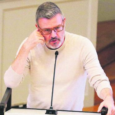 Schulraum im Mittelpunkt - Harry Lütolf (Die Mitte) am Rednerpult des Einwohnerrates: Für das Ja-Komitee spricht er nun für sechs Parteien, die sich für die Schulraumfrage zusammengeschlossen haben.