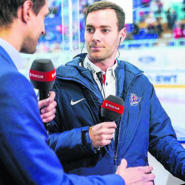 Der Eishockey-Verrückte - Ein gefragter Mann. Der Freiämter Janick Steinmann – Sportchef der Rapperswil-Jona Lakers – im TV-Interview. Bild: Freshfocus