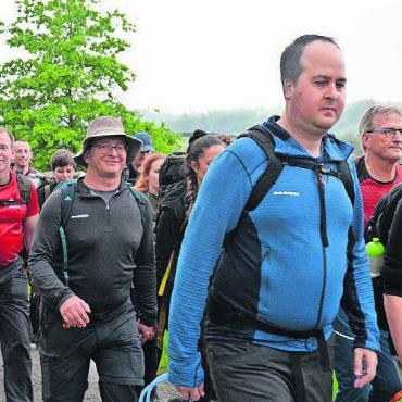 Rund 1440 Läufer angekommen - Bei der Brücke Rottenschwil liefen die Teilnehmenden teilweise noch in grösseren Gruppen.